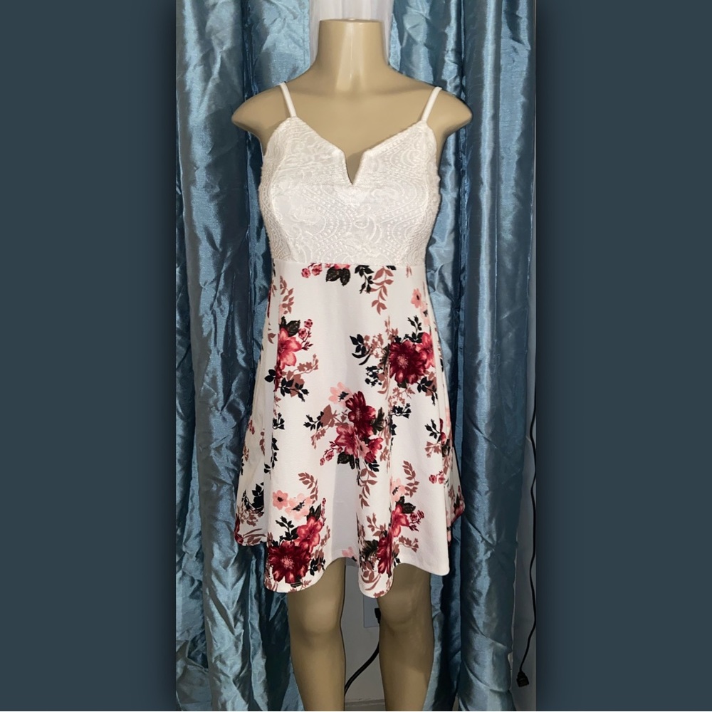 WHITE FLORAL DRESS 🌹